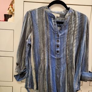 Blue 3/4 link shirt size medium striped w/ gray & white buttons up the front 1/2
